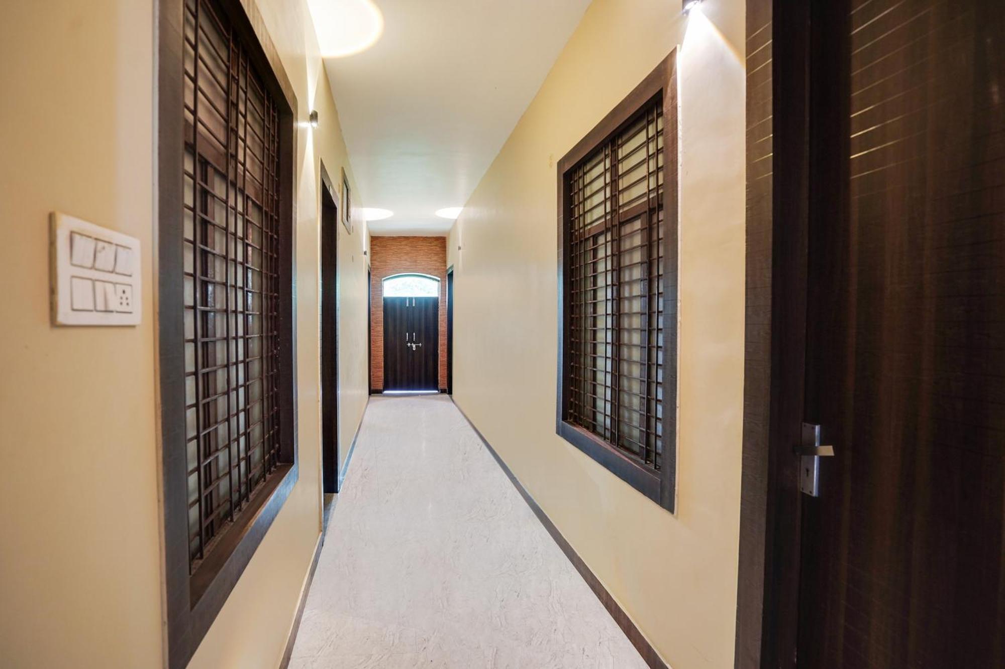 Hotel Super Collection O Rajapur Circuit House à Prayagraj Extérieur photo