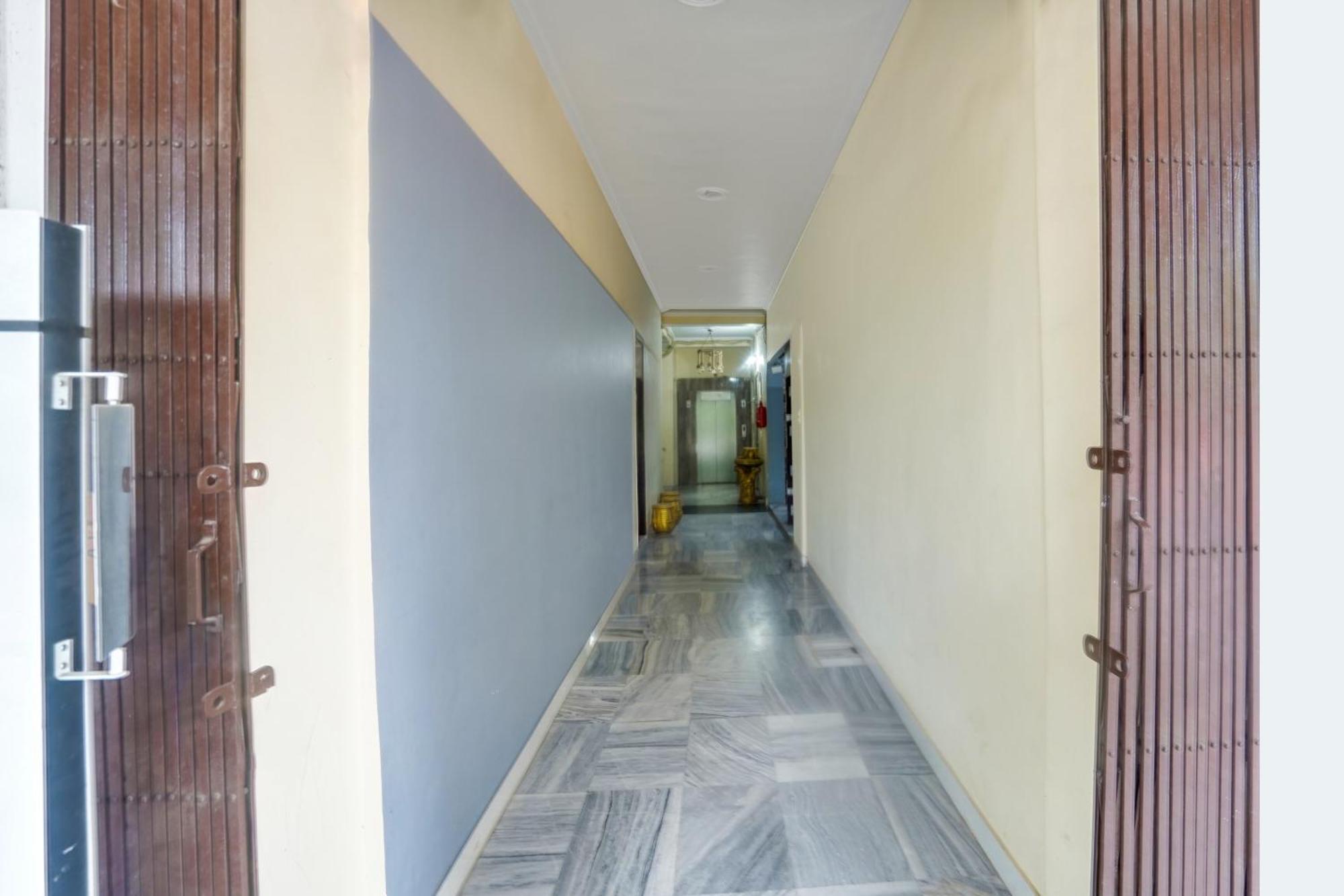 Hotel Super Collection O Rajapur Circuit House à Prayagraj Extérieur photo