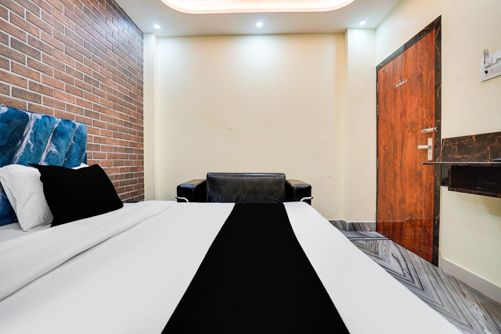Hotel Super Collection O Rajapur Circuit House à Prayagraj Extérieur photo