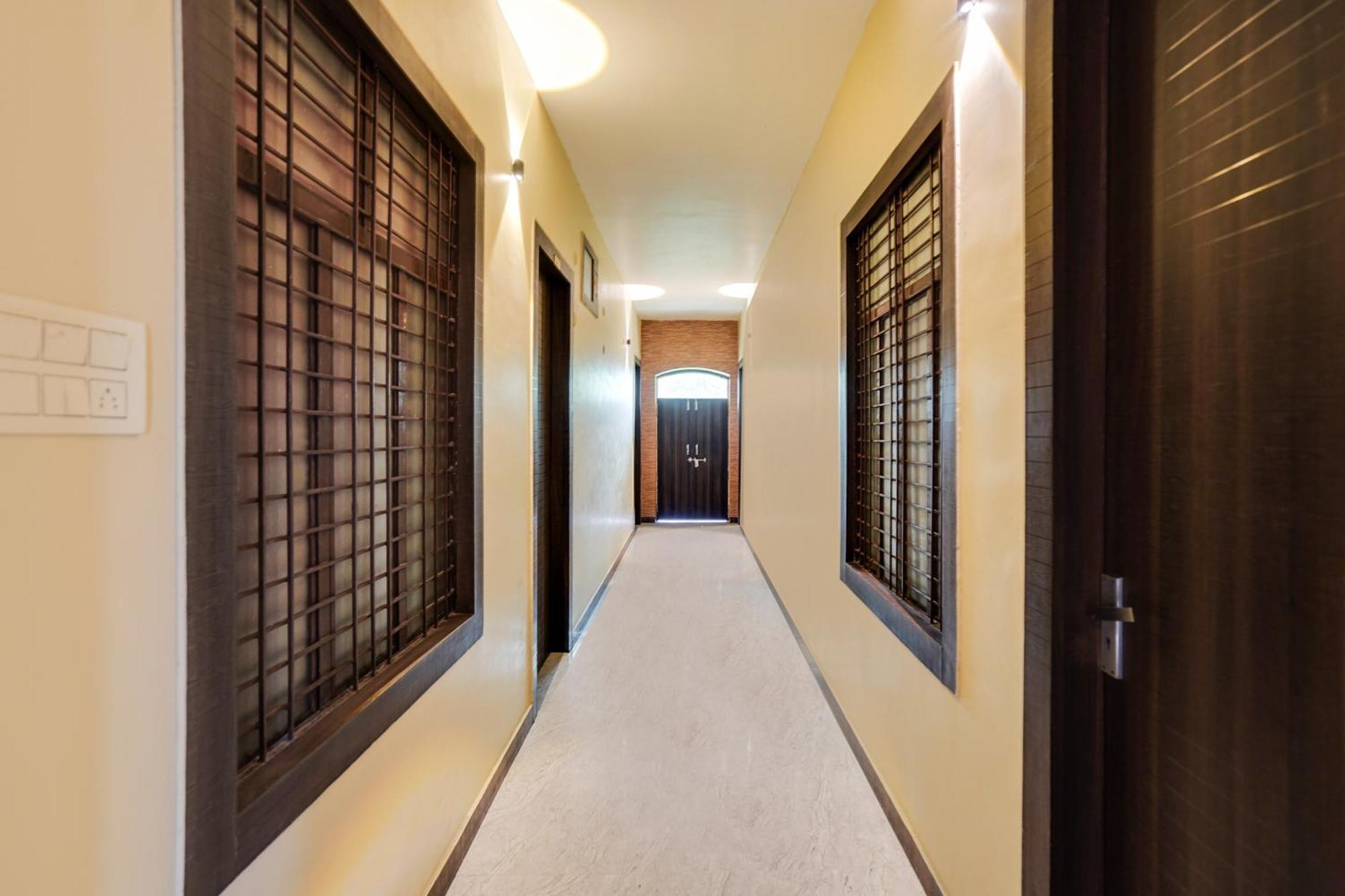 Hotel Super Collection O Rajapur Circuit House à Prayagraj Extérieur photo