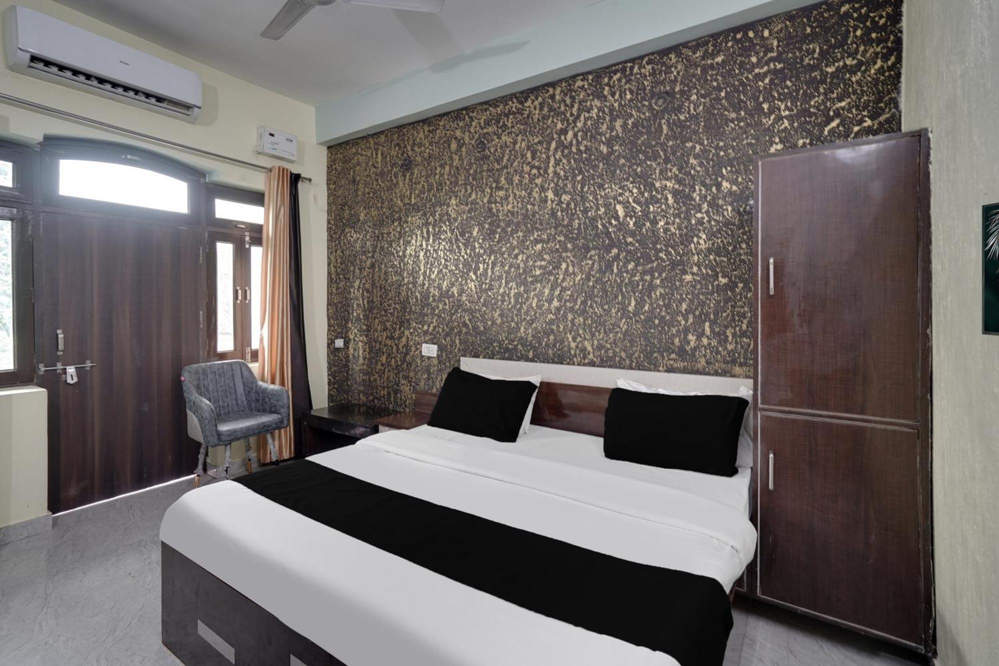 Hotel Super Collection O Rajapur Circuit House à Prayagraj Extérieur photo