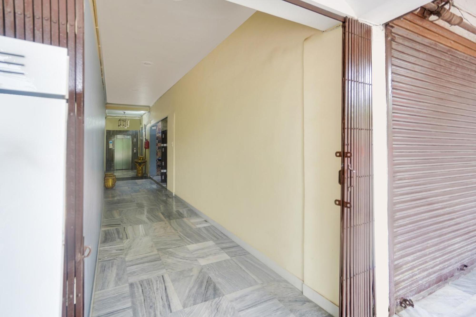Hotel Super Collection O Rajapur Circuit House à Prayagraj Extérieur photo