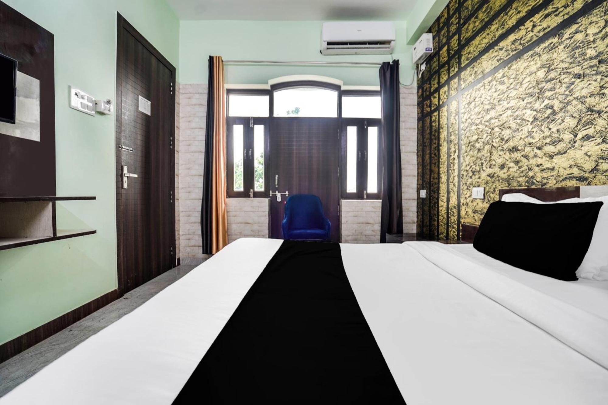 Hotel Super Collection O Rajapur Circuit House à Prayagraj Extérieur photo